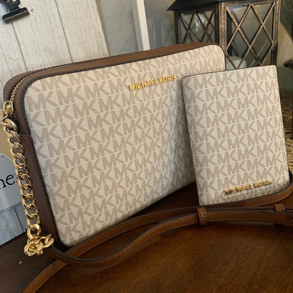 Michael Kors Handbags - New MK set ♥️ vanilla